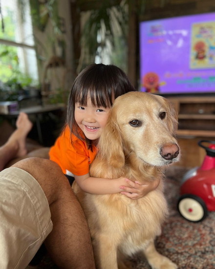 抱きつかれる犬