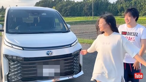 新車のヴォクシーと対面したちいめろの子どもたち