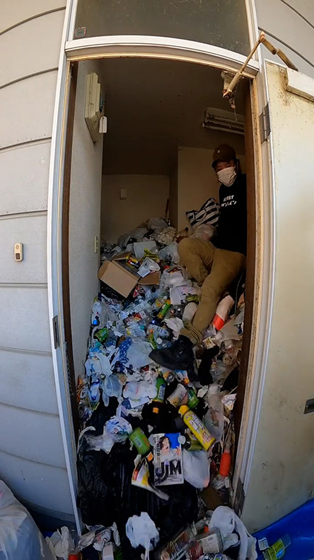 ごみの山に乗ったら滑ってしまったところ・片付けオンライン