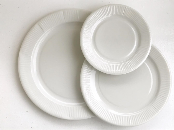 「KEEP WARE」シリーズの紙皿風磁器プレート（25cm・21cm・16cm）