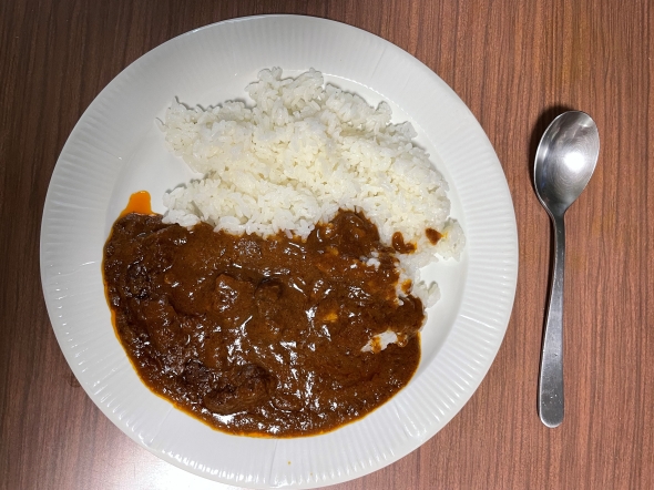 カレーを盛りつけた画像