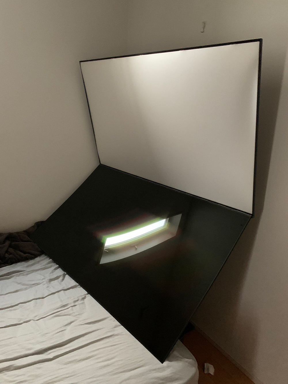 「恐ろしい事態」「そんな事あるんw」　壁掛けテレビの液晶画面が剥がれ落ちるという事故が話題に