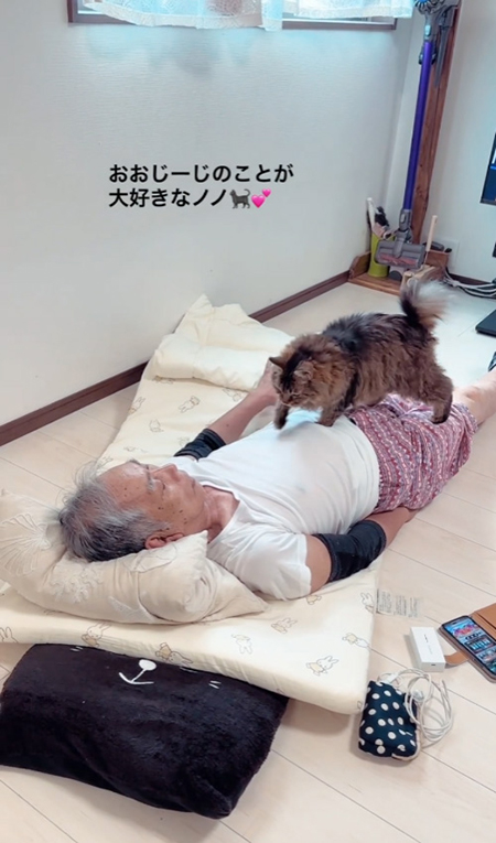 おじいちゃんのおなかにノノちゃん