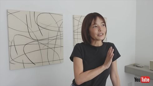 自宅の一軒家のルームツアーを行う梨花