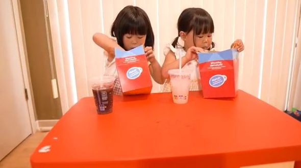ハッピーセットを食べる子どもたち