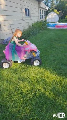 「Chicken Rides On Four-Wheeler || ViralHog」