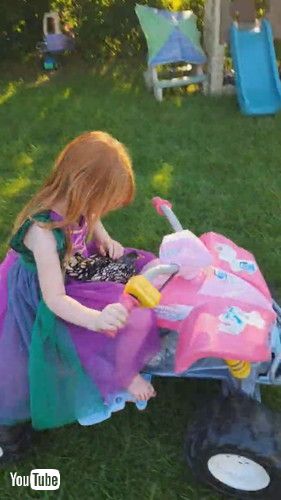 「Chicken Rides On Four-Wheeler || ViralHog」