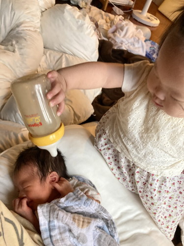 妹のお世話をしようとする1歳お姉ちゃん