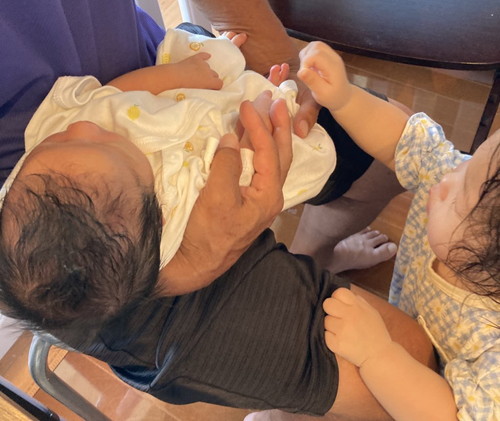 妹のお世話をしようとする1歳お姉ちゃん