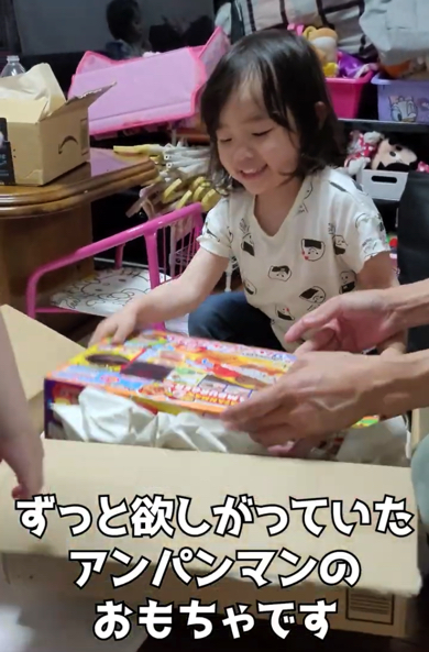 双子の娘におもちゃをサプライズでプレゼント