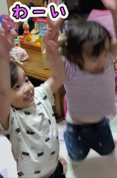 双子の娘におもちゃをサプライズでプレゼント