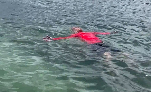 海で「浮いて待て」をしているところ