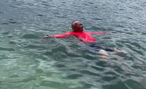 海で「浮いて待て」をすると顔に水がかかりできません