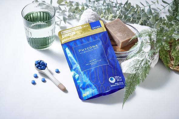 機能性表示食品「PHYCONA フィコナ」の青いタブレット ／ 【PR】DIC株式会社