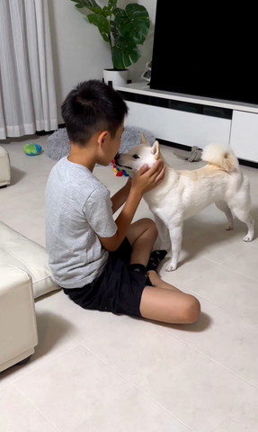 口のにおいをかぐワンコ少し近づく