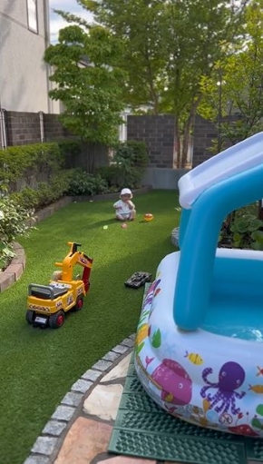 美しい芝と屋根つきの大型プール