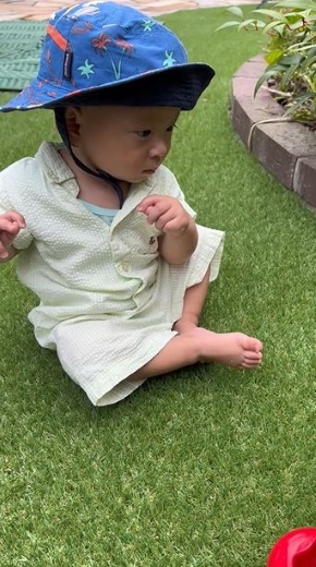 芝にちょこんと足を伸ばす姿がかわいい