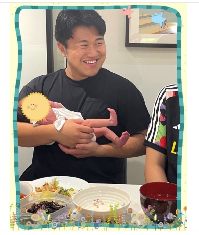 娘を抱く北斗晶の息子・佐々木健之介