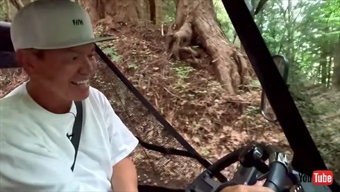 オフロード車・ポラリス「RANGER」で山道を走るヒロミ