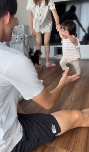 ママとつないだ手を離して、一人で歩く練習