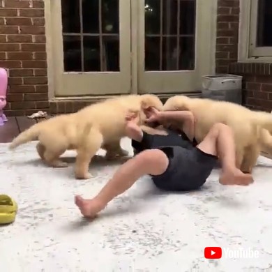 床に転がる男の子