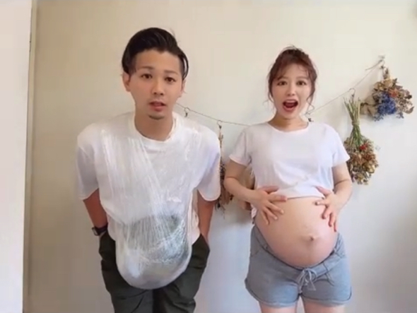 旦那さんにスイカを巻き付けて妊婦体験をしてもらった動画