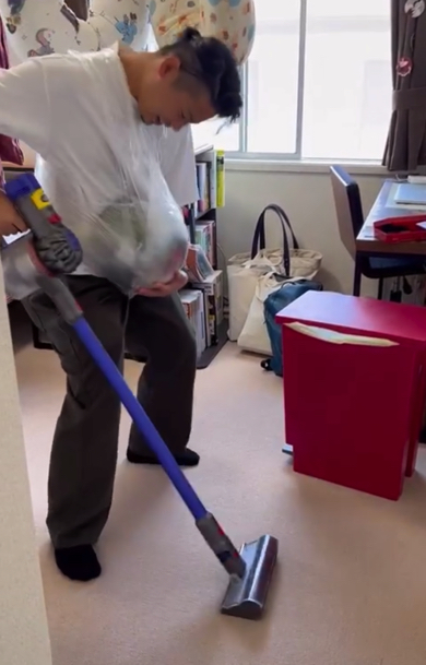 旦那さんにスイカを巻き付けて妊婦体験をしてもらった動画