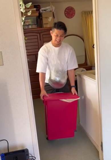 旦那さんにスイカを巻き付けて妊婦体験をしてもらった動画