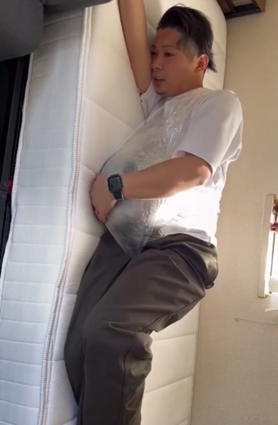 旦那さんにスイカを巻き付けて妊婦体験をしてもらった動画