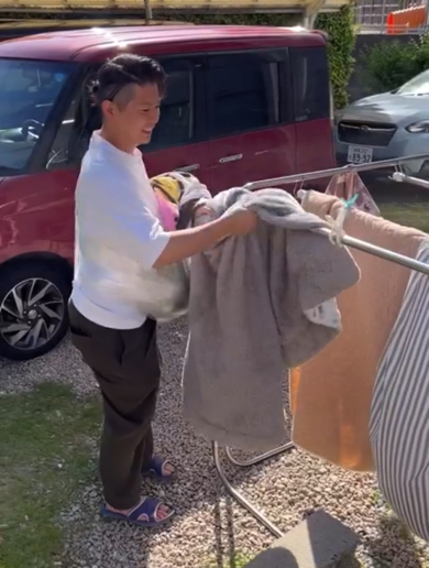 旦那さんにスイカを巻き付けて妊婦体験をしてもらった動画