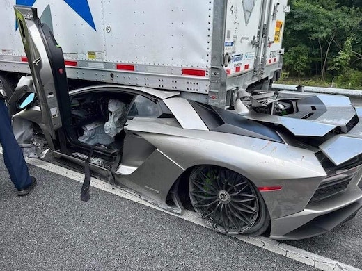 交通事故 海外 スーパーカー ランボルギーニ アヴェンタドール