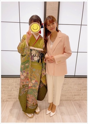 細川直美と振袖姿の長女の親子ショット