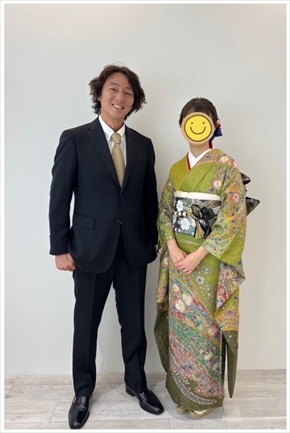 葛山信吾と振袖姿の長女の親子ショット