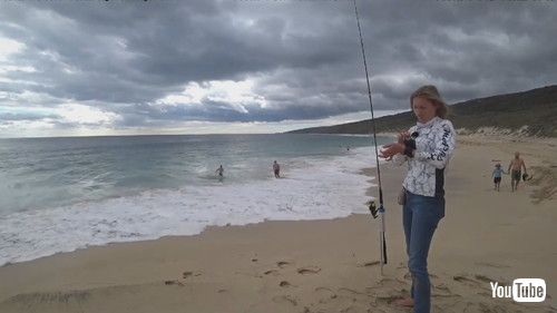 釣りをする女性