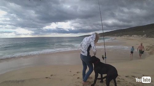 笑いが止まらない女性