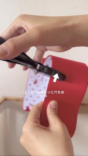 箱にパンチで穴をあけているところ