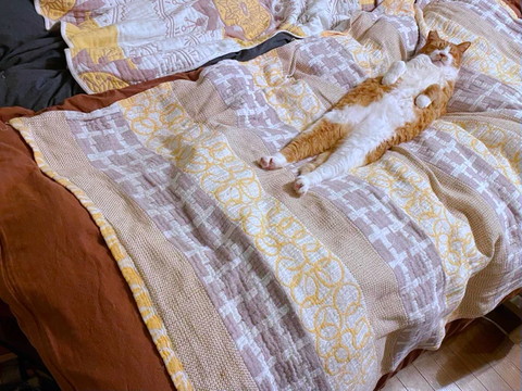 オレンジ系の布団で真っすぐ寝