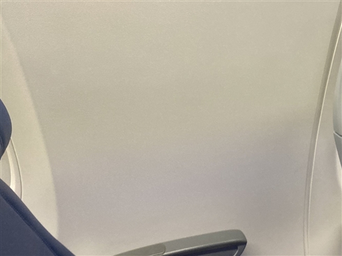 飛行機　窓側　壁