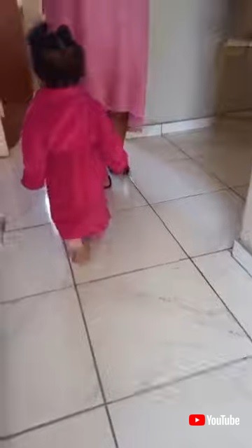 おばあちゃんのまねをする女の子