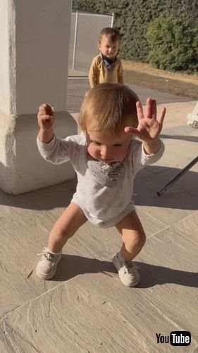 「Baby Gets Their Boogie On || ViralHog」