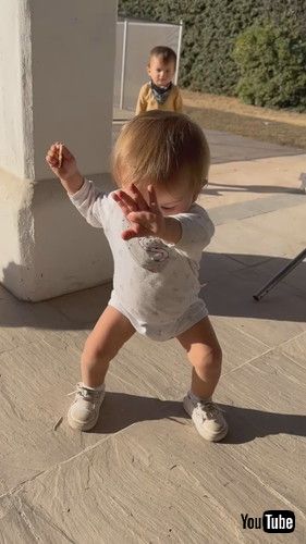 「Baby Gets Their Boogie On || ViralHog」