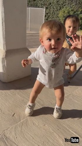 「Baby Gets Their Boogie On || ViralHog」