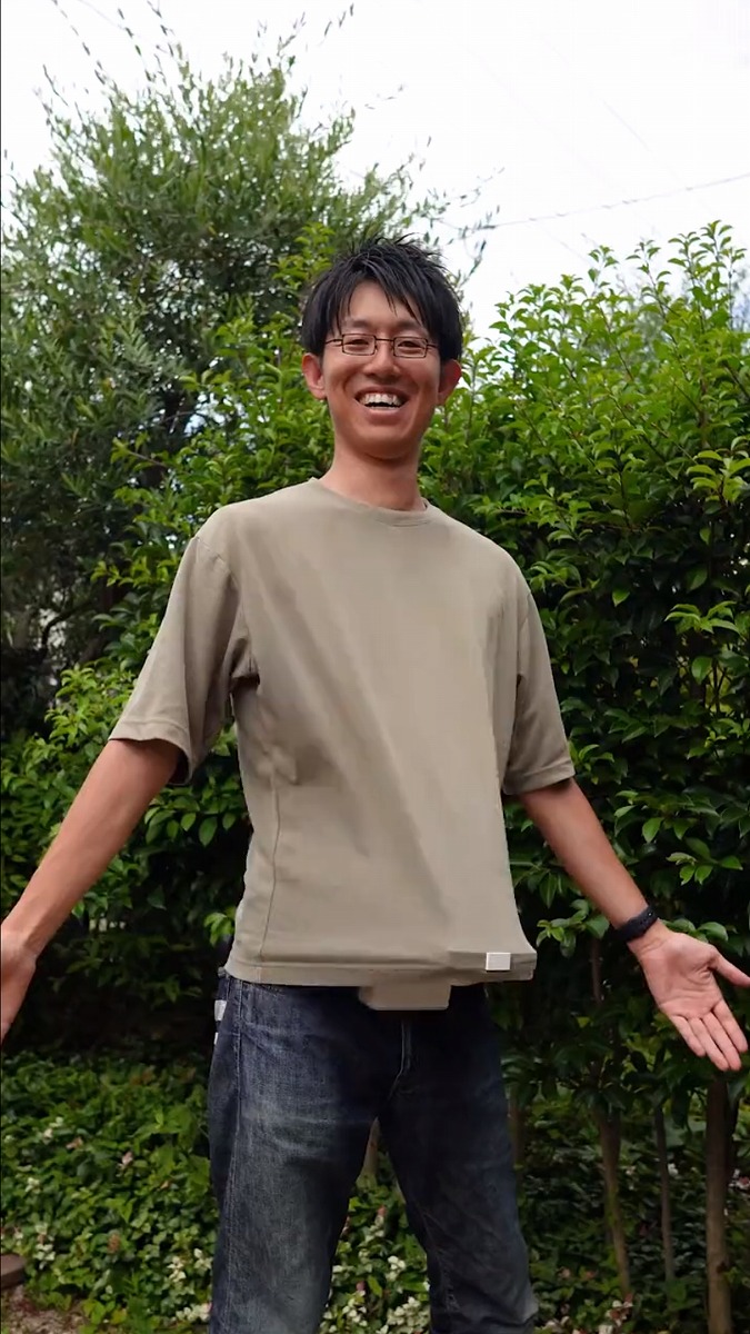 原始的すぎる発明「着ているTシャツを下からパタパタしてくれる装置」が誕生　暑い夏に使いたい……？