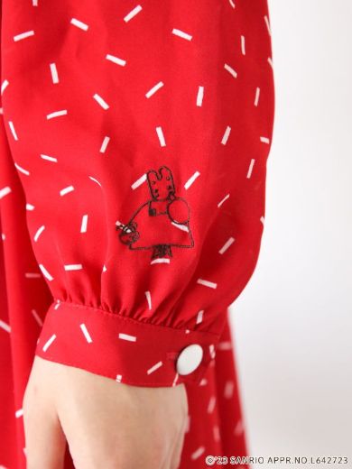 袖口のマロンクリームの刺繍がポイント