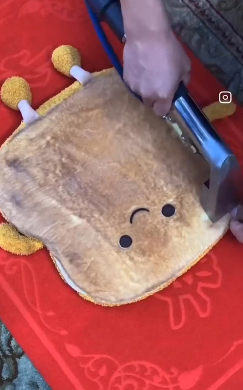 ぺったんこの食パンのぬいぐるみをクリーニング