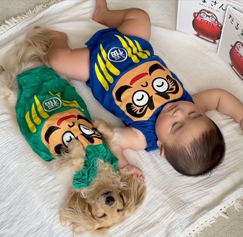 だるまコーデ赤ちゃんとわんこ頭上から撮影