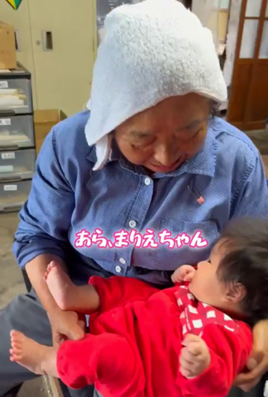 ひ孫にメロメロな80歳のおばあちゃん