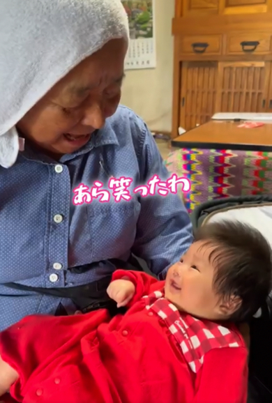 ひ孫にメロメロな80歳のおばあちゃん