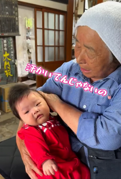 ひ孫にメロメロな80歳のおばあちゃん