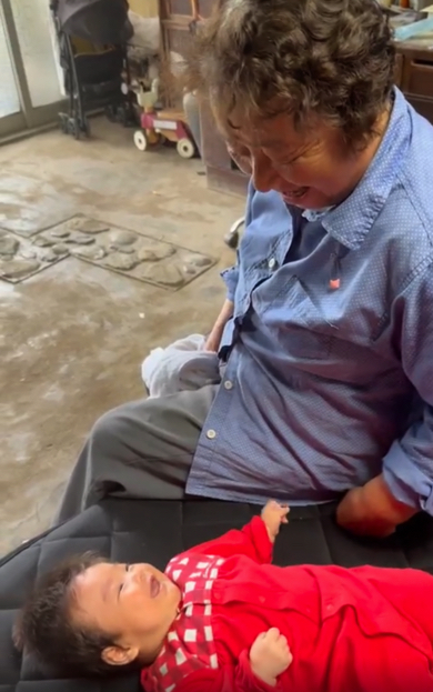ひ孫にメロメロな80歳のおばあちゃん